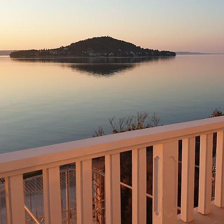 Home With A Unique View Преко Екстериор снимка